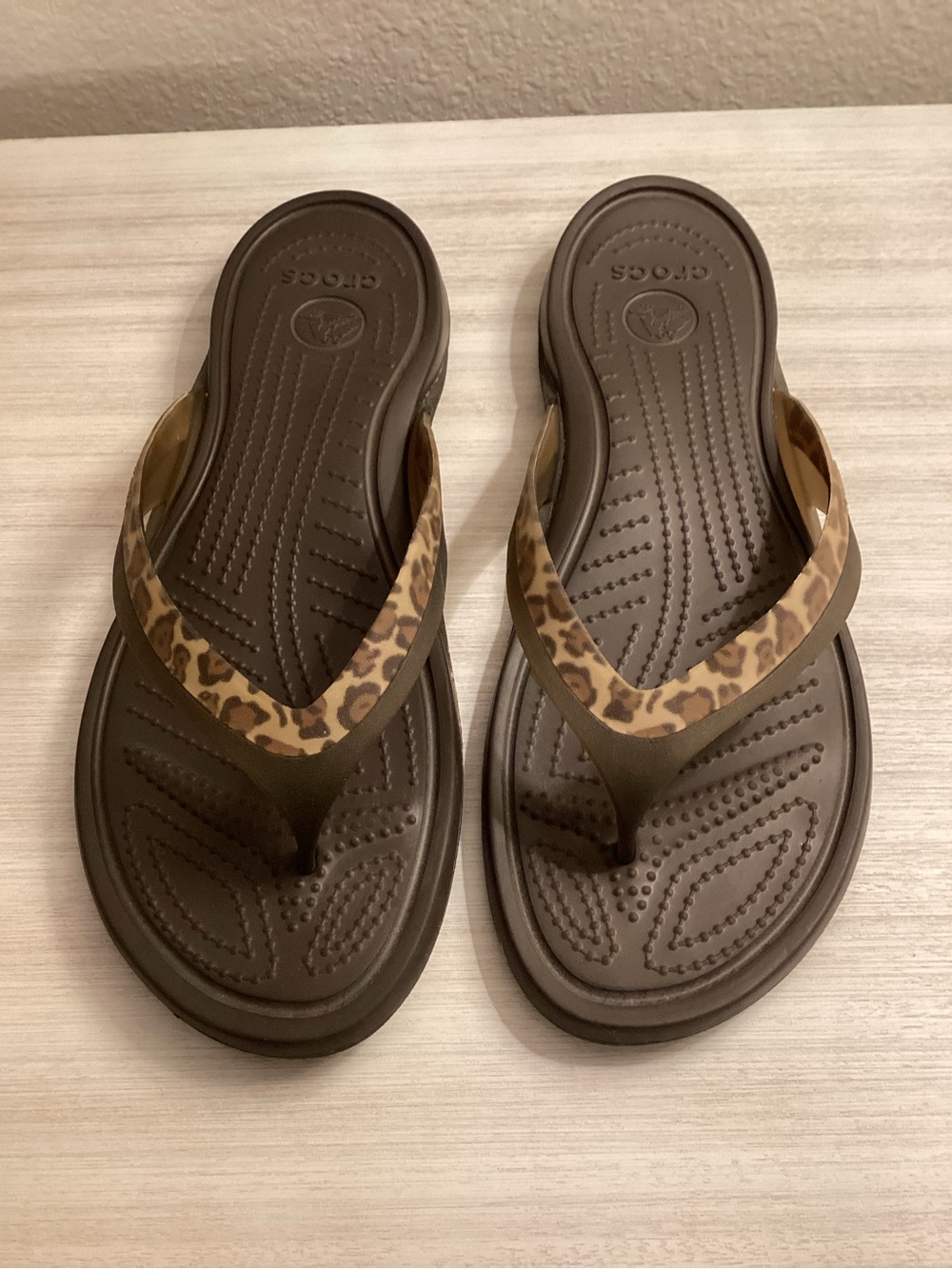 Crocs Women's Adrina Leopard Print Flip-Flop Sz 10 - IEC
